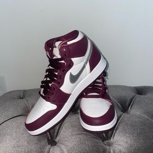 Air Jordan 1 Retro High OG Boys’ Shoe - 5.5Y (7W)